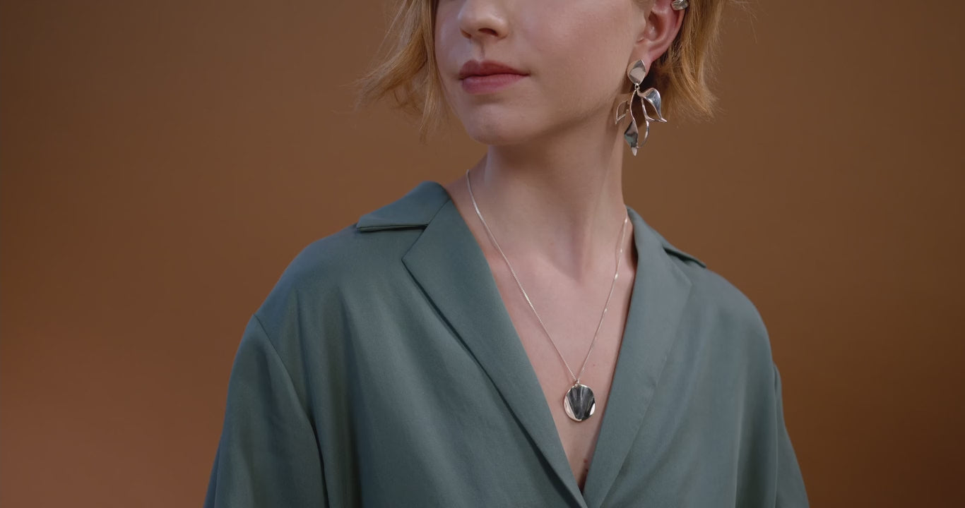 <span class='visually-hidden'>Load video: </span>1